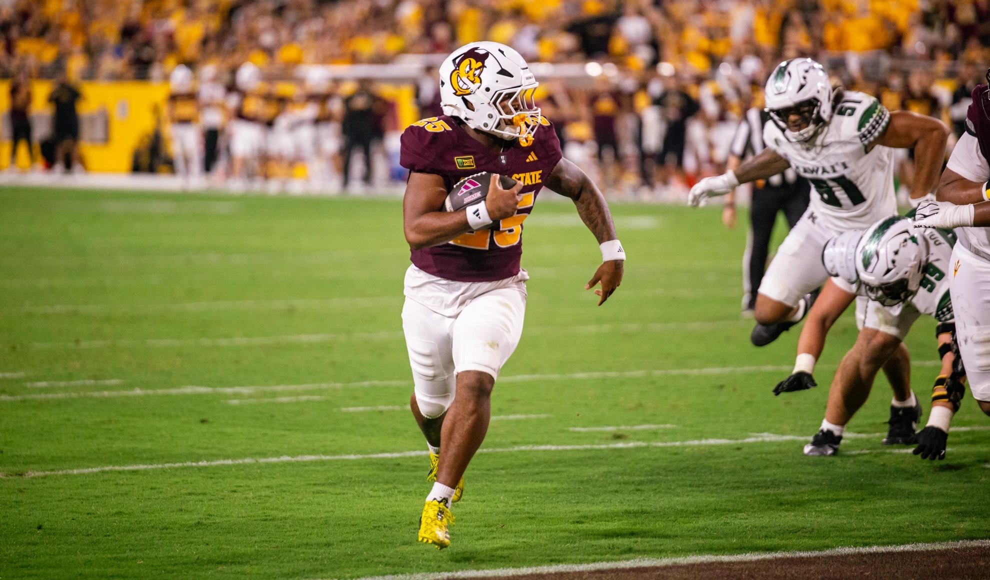 Cardae Mack! Freshman runs for 154 in 30-12 win over Hawai'i